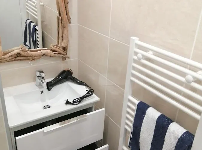 La Venelle Du Bassin * Honfleur